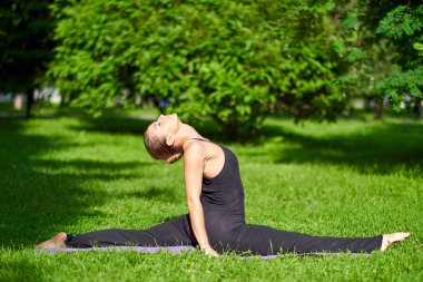Yoga. Genç bir kadın parkta yoga meditasyonu yapıyor. Sağlık yaşam tarzı kavramı.