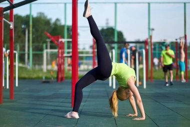 Esneyen dansçı ya da jimnastikçi kadın spor salonunda antrenman yapıyor..