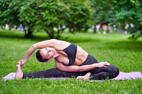Yoga Jovem Praticando Meditação Ioga Natureza Parque Conceito Estilo Vida — Fotografia de Stock