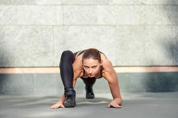 Mulher Alongamento Fitness Ginasta Bailarino Fazendo Exercícios Fundo Parede Cinza — Fotografia de Stock