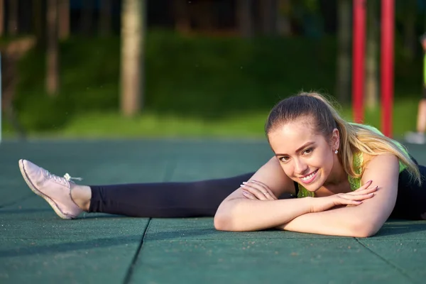 Porträtt Passform Och Sportig Ung Kvinna Gör Stretching Träning Idrottsplats — Stockfoto