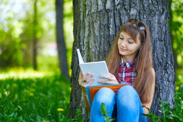 Adolescente Assise Près Arbre Lire Livre Dans Parc — Photo