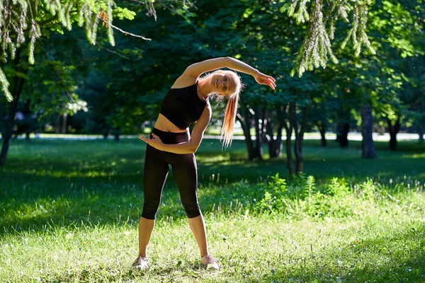 Yoga Mujer Joven Practicando Yoga Bailando Estirándose Naturaleza Parque Concepto — Foto de Stock