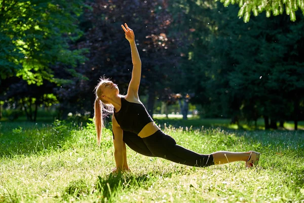 Йога Молодая Женщина Практикует Йогу Танцы Растяжку Природе Парке Концепция — стоковое фото