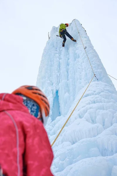 Uomo Alpinista Con Piccozza Casco Arancione Arrampicata Una Grande Parete — Foto Stock