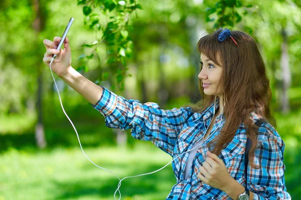 Retrato Una Hermosa Joven Selfie Parque Con Teléfono Inteligente — Foto de Stock