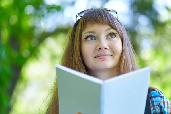 Piękna Młoda Kobieta Studentka Czytania Książki Parku Zielona Letnia — Zdjęcie stockowe