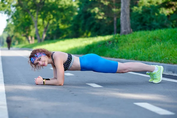 Atleta Jovem Atraente Fazendo Exercício Prancha Estádio — Fotografia de Stock