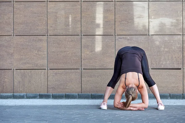 Mujer Estirada Fitness Gimnasta Bailarina Haciendo Ejercicios Sobre Fondo Pared —  Fotos de Stock