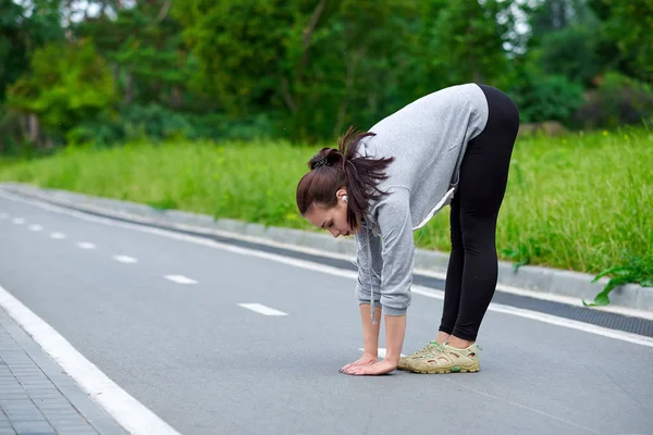 Fitness Jovem Mulher Alongando Livre — Fotografia de Stock