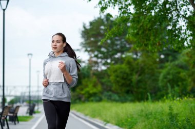 Gün batımında köprüde koşan güzel kadın.