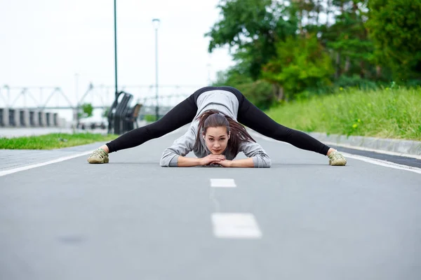 Fitness Jovem Mulher Alongando Livre — Fotografia de Stock