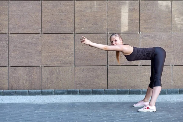 Mujer Estirada Fitness Gimnasta Bailarina Haciendo Ejercicios Sobre Fondo Pared —  Fotos de Stock