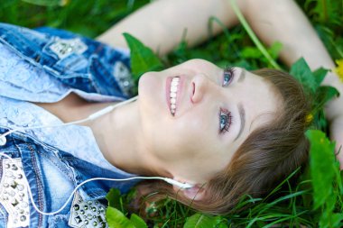 kadın parkta kulaklık ile müzik dinlemek