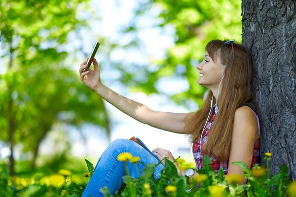 Retrato Una Hermosa Joven Selfie Parque Con Teléfono Inteligente — Foto de Stock