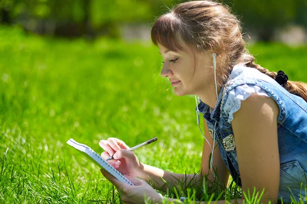 Estudiante Adolescente Escribiendo Cuaderno Parque Preparación Para Exámenes Universidad Universidad —  Fotos de Stock