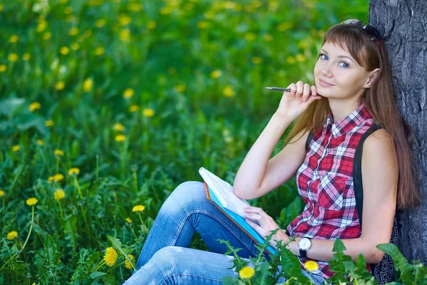 Tiener Student Meisje Zit Buurt Van Een Boom Hij Schrijft — Stockfoto