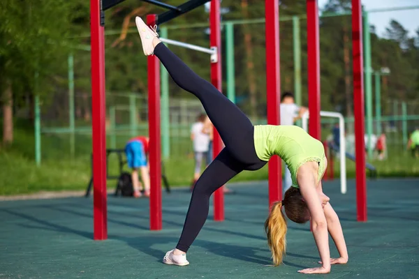 Stretching Fit Lub Tancerka Kobieta Robi Ćwiczenia Boisku Sportowym Treningu — Zdjęcie stockowe