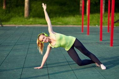 Spor salonunda egzersiz yapan esneme formundaki ya da dansçı kadın..