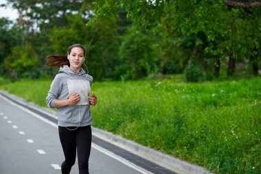 Gün batımında köprüde koşan güzel kadın.