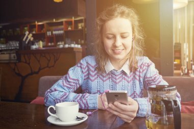 kafede kafede kahve ile akıllı telefon kullanan kadın