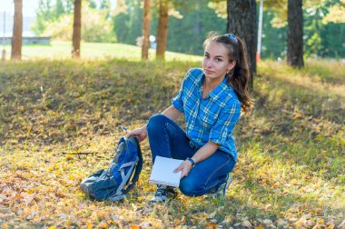 Genç kız öğrenci bir sırt çantası ve defter