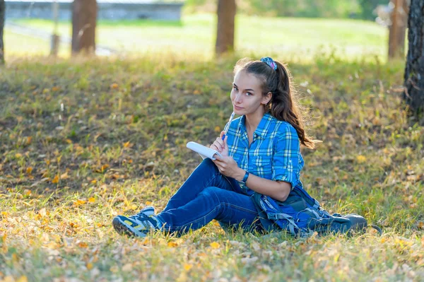 Joven Estudiante Con Una Mochila Cuaderno — Foto de Stock