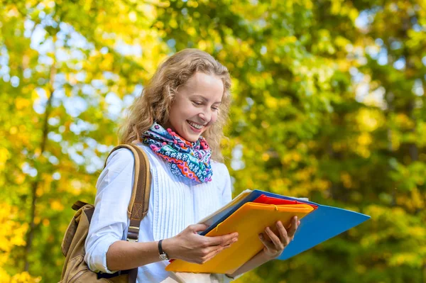 Uśmiechnięta Dziewczyna Student Czytanie Notesu Parku Jesień — Zdjęcie stockowe