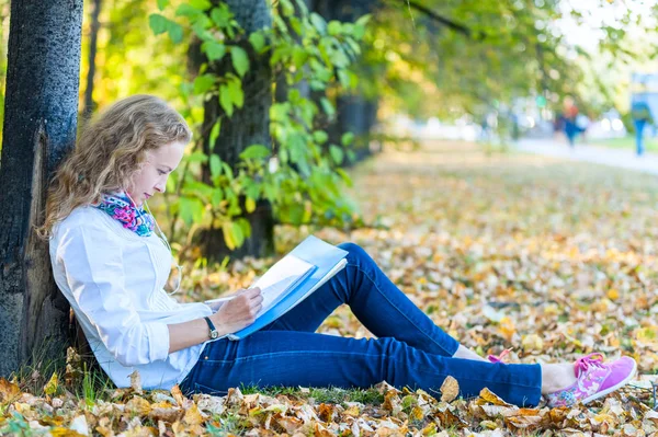 Student Nastolatki Kobiety Siedzącej Trawnik Parku Książek Notebook Pisze — Zdjęcie stockowe