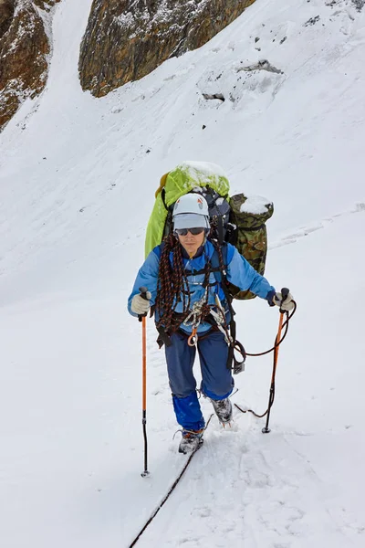 Portrait Alpiniste Souriant Casque Avec Sac Dos Haute Montagne — Photo