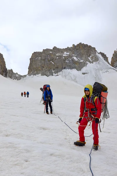 Des Alpinistes Marchant Long Glacier Portrait Montagne Extérieur Fann Pamir — Photo