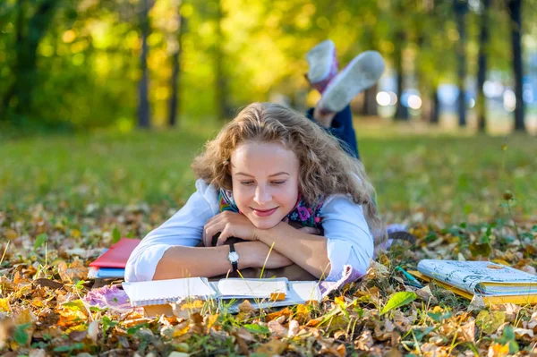 Jeune Étudiante Souriante Écrivant Lisant Dans Parc Préparant Aux Examens — Photo
