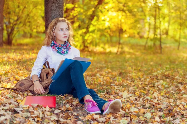 Młoda Uśmiechnięta Studentka Pisząca Czytająca Książki Parku Przygotowująca Się Egzaminów — Zdjęcie stockowe