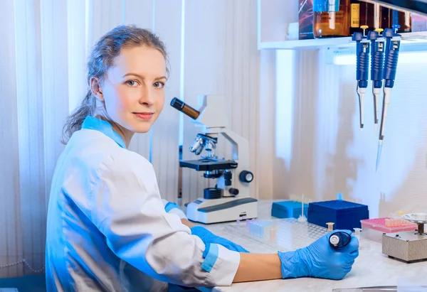 Žena Vědec Chemik Pipetou Ruce Dělá Analýzu Moderní Laboratorní — Stock fotografie