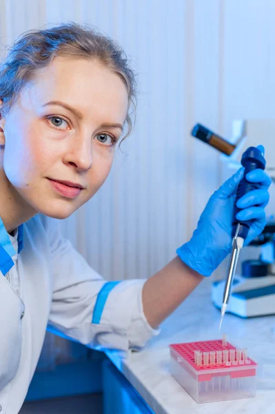 Vrouw Wetenschapper Scheikundige Met Een Pipet Hand Maakt Analyse Het — Stockfoto