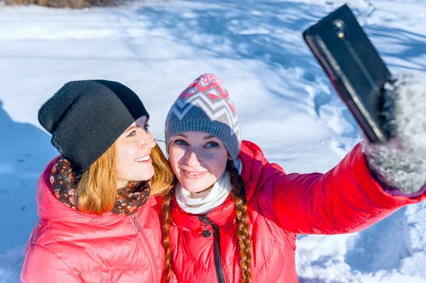 Dvě Mladé Šťastné Usmívající Dívka Fotografoval Zimě Parku Venkovní Portrét — Stock fotografie