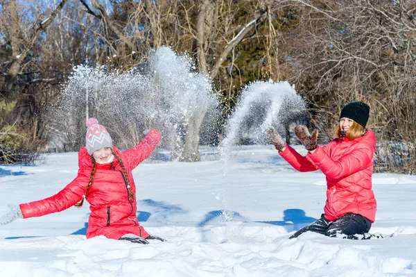 Retrato Exterior Dos Jóvenes Felices Vomitando Nieve Duchados Bolas Nieve —  Fotos de Stock