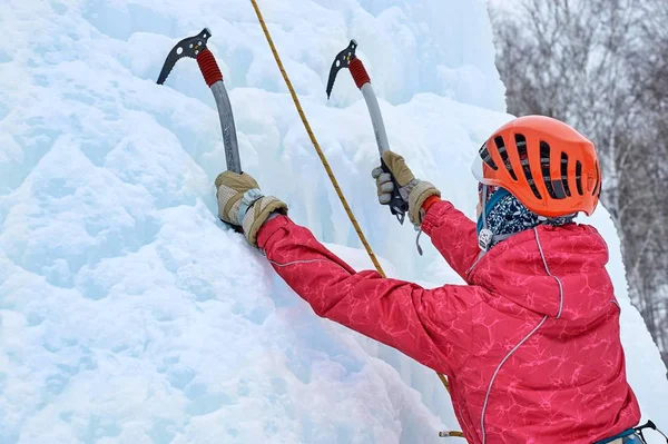 Alpinist Γυναίκα Εργαλεία Πάγου Τσεκούρι Πορτοκαλί Κράνος Αναρρίχηση Ένα Μεγάλο — Φωτογραφία Αρχείου