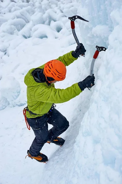 Homme Alpiniste Avec Piolet Outils Casque Orange Escaladant Grand Mur — Photo