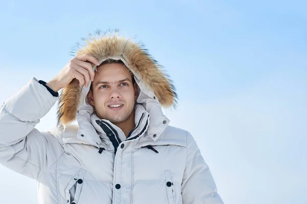 Mode Jonge Mooie Man Een Witte Jas Met Bont Kap — Stockfoto