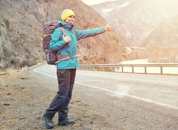 Una Joven Sonriente Está Viajando Por Las Montañas Detiene Coche — Foto de Stock