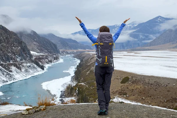 Randonnée Femme Souriante Avec Sac Dos Montagne Belle Jeune Fille — Photo