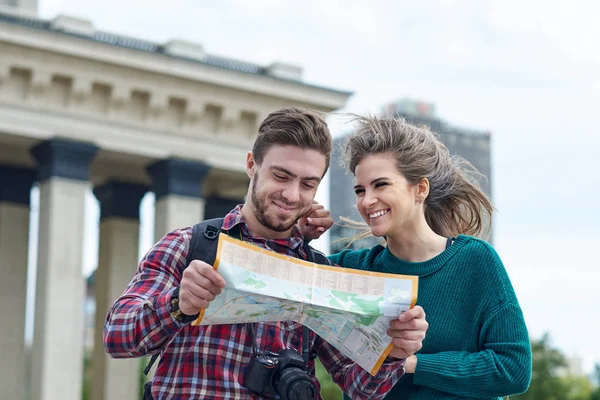 Casal Jovem Com Mapa Cidade Turistas Felizes Cidade Turística Com — Fotografia de Stock