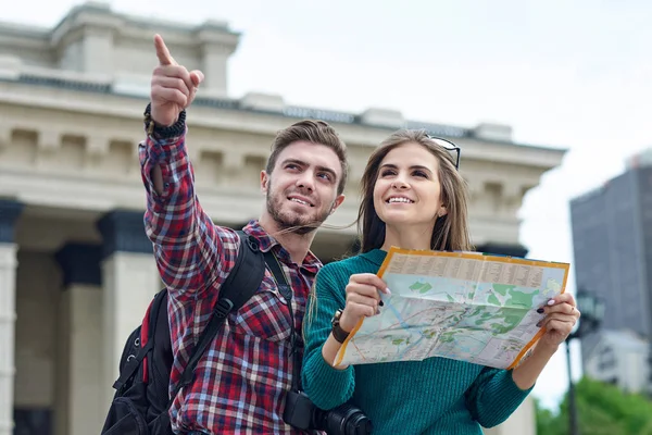 Pareja Joven Con Mapa Ciudad Felices Turistas Turismo Ciudad Con — Foto de Stock