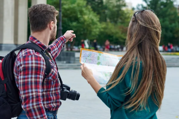 Pareja Joven Con Mapa Ciudad Felices Turistas Turismo Ciudad Con — Foto de Stock