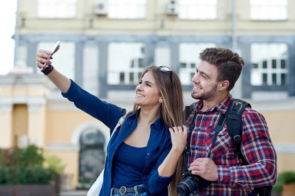 Coppia Felice Turisti Che Prendono Selfie Showplace Della Città — Foto Stock