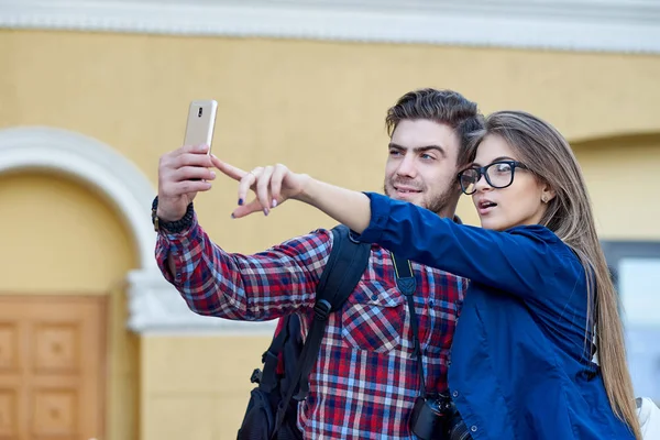 Feliz Pareja Turistas Tomando Selfie Showplace Ciudad Hombre Mujer Haciendo — Foto de Stock