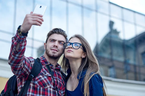 Feliz Pareja Turistas Tomando Selfie Showplace Ciudad — Foto de Stock