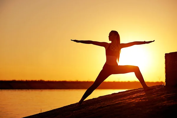 Siluet Kadın Yoga Yapıyor Gün Batımında Gün Doğumunda Sahilde Geriniyor — Stok fotoğraf