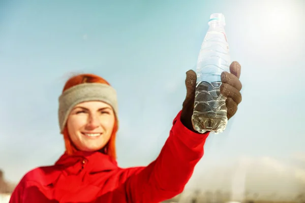 Jeune Femme Avec Bouteille Eau Après Jogging Dans Parc Hiver — Photo